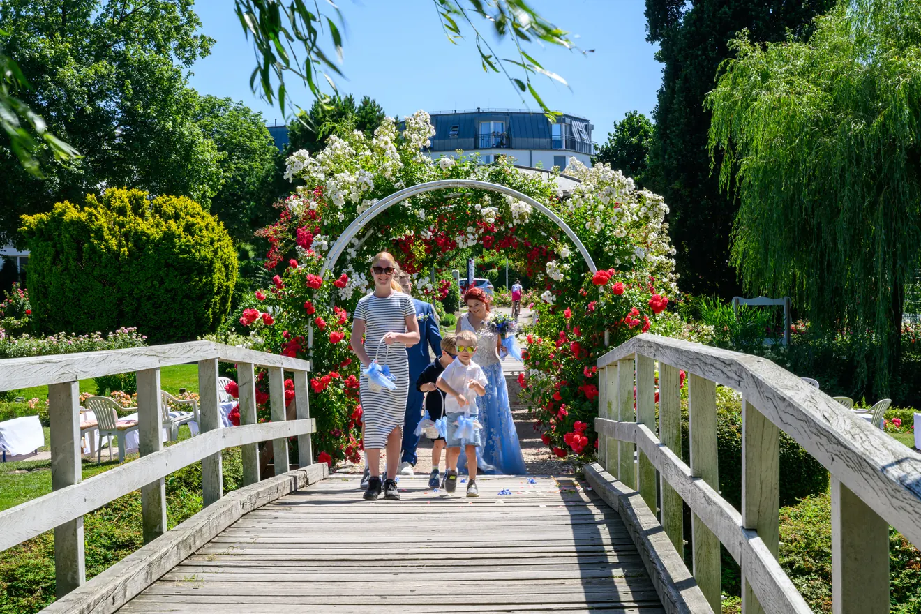 Menschen in einem blühenden Garten